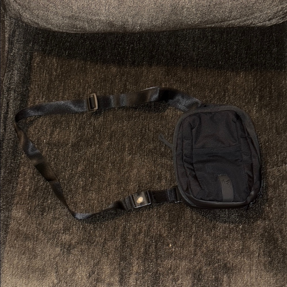 Magnetic Bag Company Magnetic crossbody Bag in black.